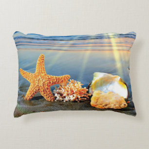 Muscheln und Seestern am Strand Dekokissen