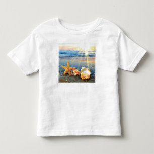 Muscheln und Seestern am Strand Kleinkind T-shirt