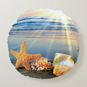 Muscheln und Seestern am Strand Rundes Kissen