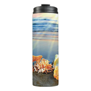 Muscheln und Seestern am Strand Thermosbecher