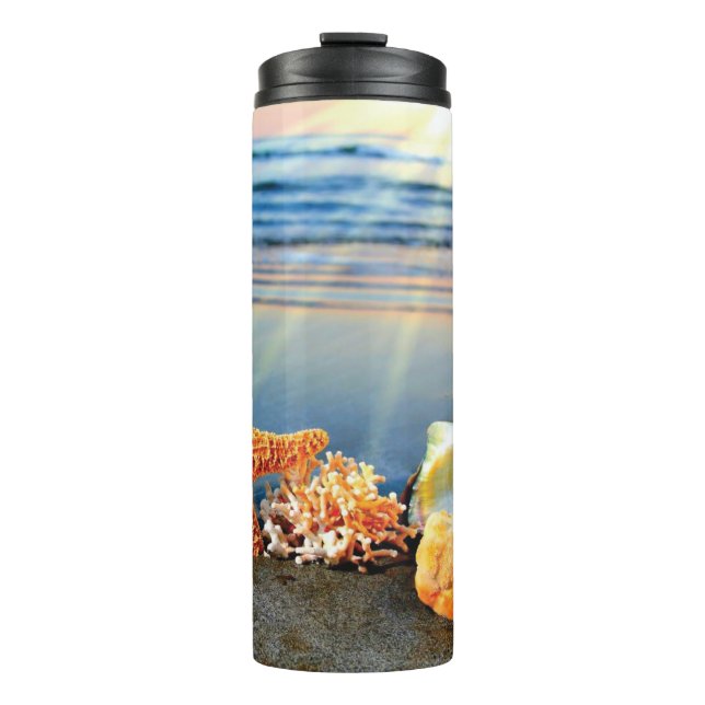 Muscheln und Seestern am Strand Thermosbecher (Vorderseite)
