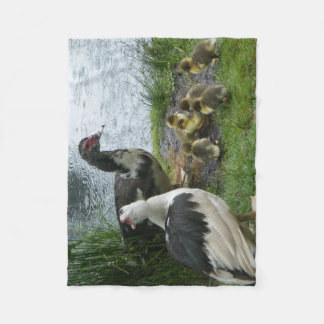 Muscovy Duck Familie in Regen Fleece Blanket