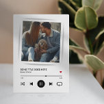 Music Song Artist Couple Foto Fotoplatte<br><div class="desc">Mit der Musik-Streaming-thematischen Foto-Plakette können Sie das Foto durch Ihr eigenes ersetzen, den Namen des Liedes und Künstlers hinzufügen und die neuesten modernen Musikstreaming-Symbole verwenden. Mit diesem Geschenk können Sie sofort einen personalisierten Moment schaffen, der sowohl optisch ansprechend ist als auch für Sie und Ihren Partner von besonderer Bedeutung ist....</div>