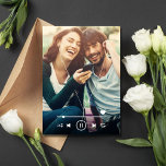 Music Themed Wedding Foto Save the Date<br><div class="desc">Ideal für Musikliebhaber, Paare, die sich über eine gemeinsame Liebe für Melodien geknüpft haben, wird dies Save the Date sicherlich einen Akkord mit Ihren Gästen schlagen und sie mit Spannung verlassen, Ihren besonderen Tag zu erwarten. "Hit play on the Fest of a life!" - diese Bildunterschrift Set die Bühne für...</div>