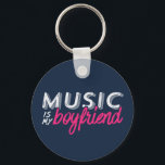Musik ist meine Freundin Funny Single Girl Schlüsselanhänger<br><div class="desc">Musik ist mein Freund. Vintages Retro-Design für diejenigen, die Liebe, Musik zu machen, Lied zu schreiben und Radio zu hören. Coole und lustige gestresste Designartikel für Musikfans. Ideal für talentierte Künstler, Sänger, Songwriter und Musiker. Großes Weihnachtsgeschenk und Geburtstagsgeschenk für Großmutter, Mutter, Großvater, Vater, Sohn, Tochter, Bruder, Schwester, Freunde, Kollege und...</div>