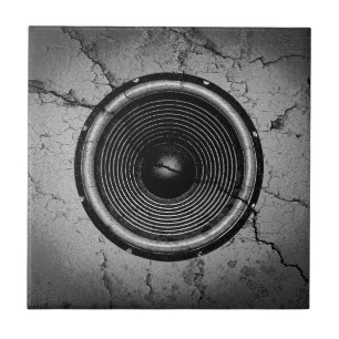 Musik-Lautsprecher an einer knackigen Wand Fliese