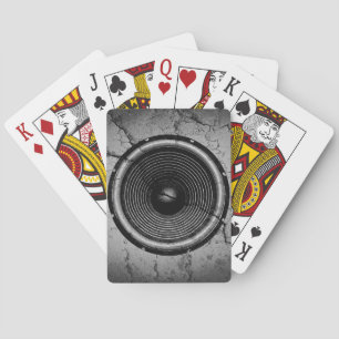 Musik-Lautsprecher an einer knackigen Wand Spielkarten