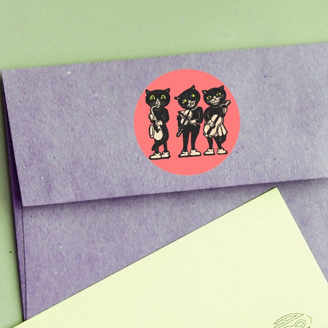 Musiker Vintag Black Cats Runder Aufkleber (Three black cat musicians playing music on bright salmon colour round stickers.)
