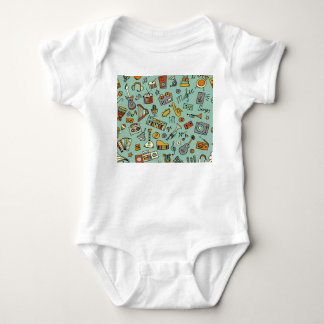Musikinstrumente, Vintages Skizzenmuster. Baby Strampler