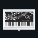Musiknoten Piano Monogramm Name benutzerdefinierte Visitenkarten Dose<br><div class="desc">Personalisiertes, benutzerdefiniertes Visitenkartengehäuse mit Klaviertastatur und Musikmitarbeitern mit Noten in Ihrer Auswahl an Grafiken und Hintergrundfarben (in Weiß auf Schwarz dargestellt) und Erstausstattung in Ihrer Auswahl an Schriftart-Stilen und Farben, um Ihr eigenes individuelles Aussehen zu schaffen. HILFE: Für Hilfe bei der Modifizierung oder Personalisierung des Designs, bei Farbänderungen, bei der...</div>