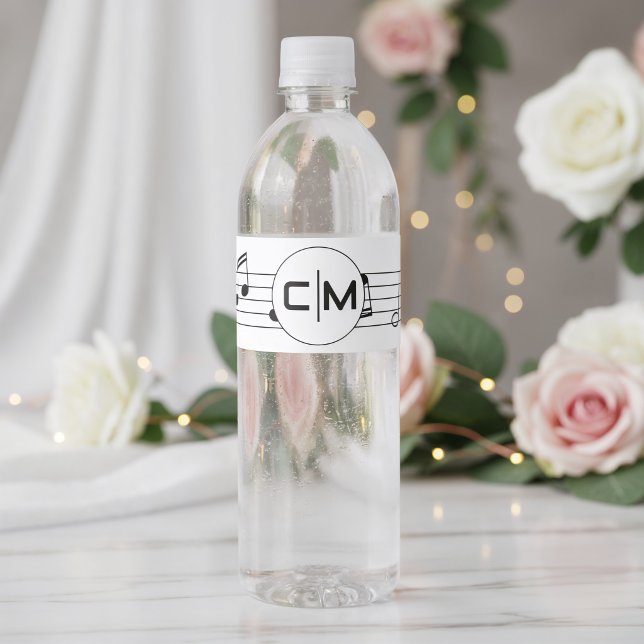Musiknotizen Schwarz-Weiß-Monogramm-Hochzeit (Front view black white musical notes with classic melody themed ceremony wedding water bottle label)
