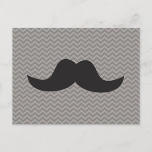 Mustache auf grauem Zickzack Hintergrund Postkarte