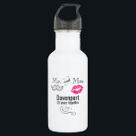 Mustache & Lips Mr. & Mrs. Anniversary Trinkflasche<br><div class="desc">Eine personalisierte Jubiläumswasserflasche mit modernem Design - glamouröse rosa Kissenlippen und eine maskuline Retro-Look Schnurrbart-Illustration. Im Text stehen Herr und Frau,  und Sie können mit Ihrem Namen und der Anzahl der Jahre zusammen personalisieren.</div>