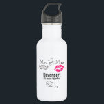 Mustache & Lips Mr. & Mrs. Anniversary Trinkflasche<br><div class="desc">Eine personalisierte Jubiläumswasserflasche mit modernem Design - glamouröse rosa Kissenlippen und eine maskuline Retro-Look Schnurrbart-Illustration. Im Text stehen Herr und Frau,  und Sie können mit Ihrem Namen und der Anzahl der Jahre zusammen personalisieren.</div>