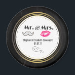 Mustache & Lips Mr. & Mrs. Black & Gold Wedding Magnet<br><div class="desc">Ein Hochzeitsmagnet mit modernem Hochzeitsdesign - glamouröse rosa Kissenlippen und eine maskuline Retro-Look Schnurrbart-Illustration. Set auf schwarzem Chalkboard-Hintergrund mit goldenem Gradientenzirkus in der Mitte. Im Text stehen Herr und Frau,  und Sie können mit Ihren Namen und Hochzeitstag personalisieren.</div>