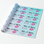 Mustache & Lips Mr. & Mrs. Pattern Geschenkpapier<br><div class="desc">Umschlagpapier mit einem modernen Stil Paare Design für eine Hochzeit oder Jubiläum. Glamouröse,  rosa Kissy Lippen und eine maskuline Retro-Look Schnurrbart-Illustration. Mit einem Text,  der Mr. und Mrs. in einem Retro-Stil Schriftart sagt. Set auf türkisblauem Aquarell.</div>