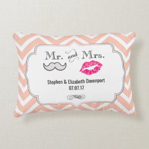 Mustache & Lips Mr. & Mrs Peach Zickzack Wedding Zierkissen