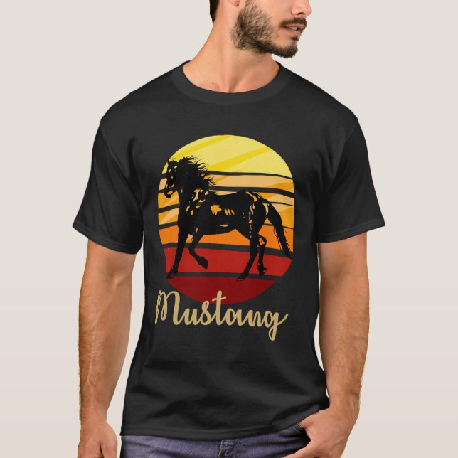Mustang Horse im Sonnenuntergang T-Shirt (Vorderseite)