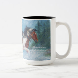 Mustangs sauvages dans la tasse de café de pluie
