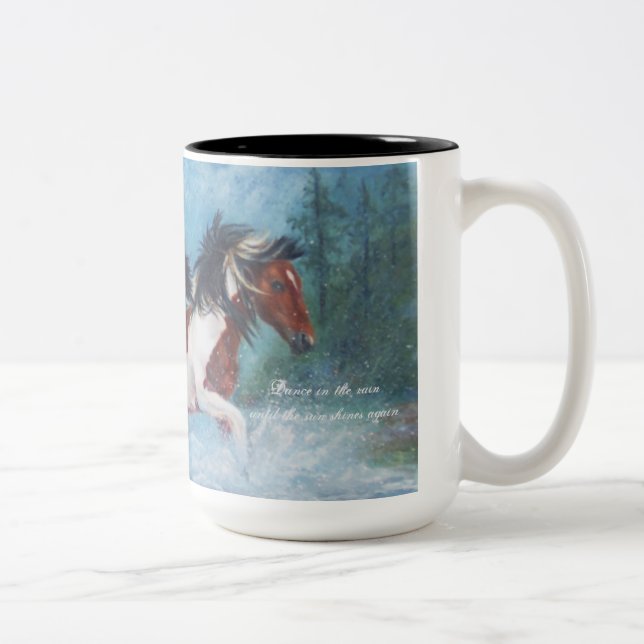 Mustangs sauvages dans la tasse de café de pluie (Droit)