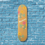 Mustard Retro Daisy Bouquet Musterskateboard Skateboard<br><div class="desc">Mustard Retro Daisy Bouquet Muster Skateboard. Modernes Boho Vintag mit trendigem urbanes Blumenmuster-Design von Dreaming Cocoon. Personalisieren Sie das Skateboarddeck und fügen Sie ihm einen Namen hinzu. Ein Geschenk für ein Mädchen,  das Skateboarden und hübsche Blume Liebe.</div>