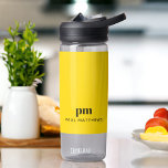 Mustard Yellow Simple Minimal Monogram und Name Trinkflasche<br><div class="desc">Fett und hell mit zeitgenössischer Einfachheit, dieses individuelle Senf gelbe Wasserflasche Design hat moderne Typografie, die Ihre Monogramm-Initialen in schwarz Kleinbuchstaben mit Ihrem Namen in allen Kappen in einer kleineren Schriftart-Größe unter Ihrem Monogramm für einen beruflichen zeitgenössischen Look. Nehmen Sie diese attraktive personalisierte Wasserflasche mit, wohin Sie auch gehen! Es...</div>