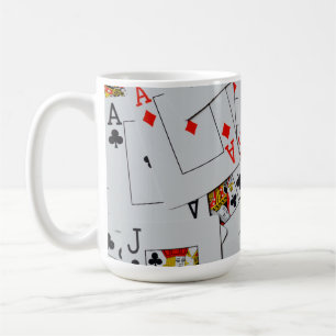 Muster aus einem Stapel verstreuter Spielkarten, Kaffeetasse