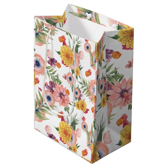 Muster aus hellrosa und gelben Blumen Mittlere Geschenktüte (Vorderseite Schrägansicht)