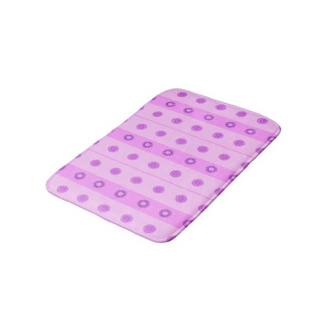 Muster aus kleinen rosa und violetten Blumen Badematte (Schrägansicht)