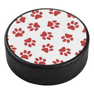 Muster aus Pfoten, Hundepfoten, rote Pfoten Eishockey Puck