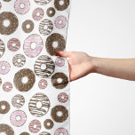 Muster der Donuts, rosa Donuts, braune Donuts Schal<br><div class="desc">Niedliche,  lustige und hübsche Muster mit rosa und braunen Donuts. Modernes und trendiges Geschenk,  perfekt für den Donut Liebhaber in Ihrem Leben.</div>