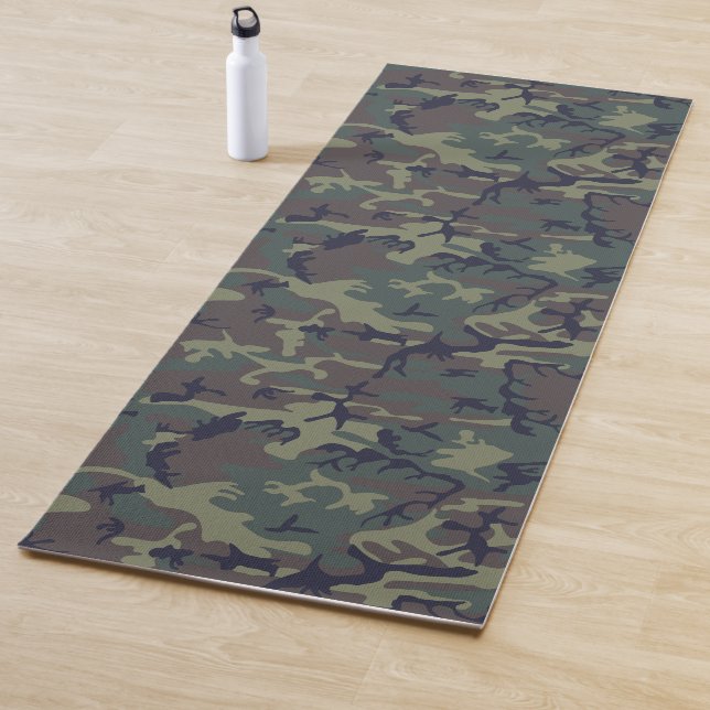 Muster der militärischen Camouflage im grünen Wald Yogamatte (Beispiel)