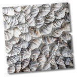 Muster der Muschel im Küstenmeer Fliese<br><div class="desc">Schönes Kachel aus einer Sternexplosion winziger Muscheln! Ideal für Strandliebhaber, Wassersportler oder im Sommer. Ob Sie gewollt haben, diese Kachel als kleinen Untersetzer oder Trivet für einen Drink oder Teller zu verwenden... oder Sie gewollt, groß mit einem Küchenrücken oder Badezimmerfliesen in einem Strandhaus zu gehen, ist an Ihnen! Tun Sie...</div>