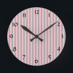 Muster der rosa und grauen Streifen Runde Wanduhr<br><div class="desc">Wechselnde rosa und grau gestreifte Muster. Rosa und graue Streifen.</div>