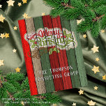Muster der roten grünen Holzplanen Postkarte<br><div class="desc">Schöne, einzigartige, klassische, trendige, hübsche und dekorative Weihnachtsgrüßkarte mit einem klassischen Urlaubstext in dunkelrot, waldgrün und weiß gefärbtem Zitat "Frohe Weihnachten" auf einem rustikalen, verwitterten Land Hütte Bauernhaus Stil Pflaster Hintergrund. Mit Raum, um einfach anzupassen oder personalisieren mit Ihrem Unternehmen oder Familiennamen, und Raum auf der Rückseite, um Ihre eigenen...</div>