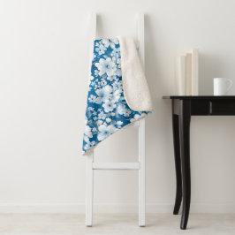 Muster der weißen Blume, blauer Hintergrund, Sherpadecke