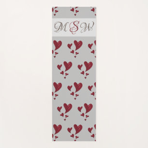 Muster des Herzens, leuchtend rot mit Monogramm Yogamatte