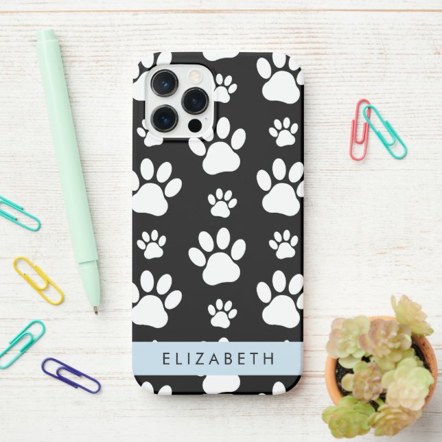 Muster, Dog Paws, Schwarz und Weiß, Ihr Name iPhone 12 Pro Hülle (Auf dem Schreibtisch)