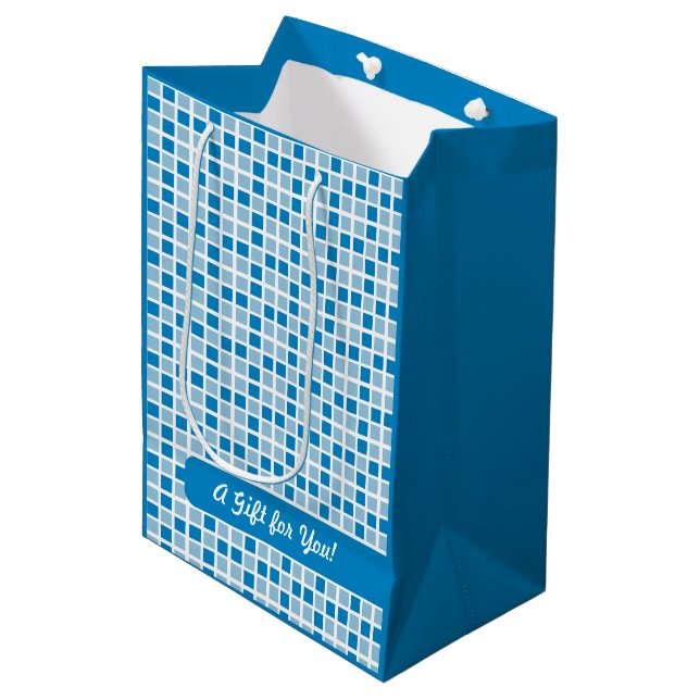 Muster für blaue Quadrate Mittlere Geschenktüte (Vorderseite Schrägansicht)
