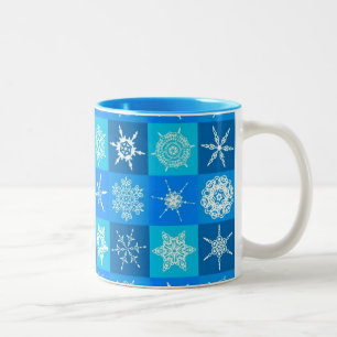 Muster für blaue Schneeflocken Zweifarbige Tasse