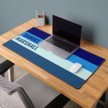 Muster für blaue Streifen Schreibtischunterlage<br><div class="desc">Verbessern Sie Ihren Arbeitsbereich mit der Schreibtischmatte für blaue Streifen. Mit einem eleganten und modernen gestreiften Design in verschiedenen Blautönen sorgt diese Matte für eine glatte Oberfläche für Tastatur und Maus und fügt Ihrem Schreibtisch eine stilvolle Touch hinzu. Ideal für Zuhause-Büros, Spiele-Setups oder als nachdenkliches Geschenk für alle, die einen...</div>