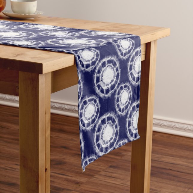 Muster für blaue und weiße Shibori-Kreise Mittelgroßer Tischläufer (Beispiel)
