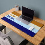 Muster für braune und blaue Streifen Schreibtischunterlage<br><div class="desc">Aktualisieren Sie Ihren Arbeitsbereich mit der Schreibtischmatte für braune und blaue Streifen. Die klassisch gestreifte Schreibtischmatte in Braun und Tiefenblau sorgt für eine glatte Oberfläche für Tastatur und Maus und fügt Ihrem Schreibtisch eine raffinierte und moderne Touch hinzu. Ideal für Zuhause-Büros, Studienzentren oder alle, die eine zeitlose und stilvolle Farbkombination...</div>