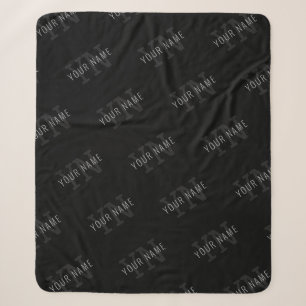 Muster für dunkelgraue und schwarze Monogramme Sherpadecke