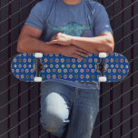 Muster für gemischte Donuts Name blaues Skateboard<br><div class="desc">Skateboard mit Donut-Design-Muster,  Ändern Sie die Farbe Hintergrund</div>