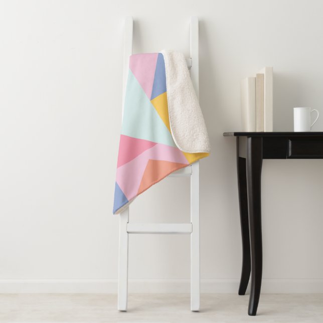 Muster für geometrische Formen in Pastellfarbblöck Sherpadecke (Beispiel)