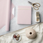 Muster für hübsche rosa und weiße Streifen Geschenkpapier<br><div class="desc">Das festliche,  moderne und schlichte Verpackungspapier zeichnet sich durch hübsche rosa und weiße diagonale Streifen aus. Wrap deine Geschenke mit Liebe,  perfekt für Valentinstag,  Geburtstage,  Hochzeiten oder eine Babydusche! Exklusiv für Sie entworfen von Happy Dolphin Studio.</div>