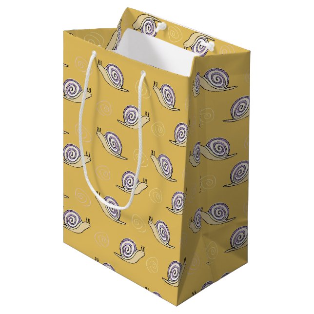 Muster für illustrierte Schnecken und Wirbel Mittlere Geschenktüte (Vorderseite Schrägansicht)