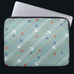 Muster für Retro-Flugzeugmuster - Laptop-Sieb Laptopschutzhülle<br><div class="desc">Schnallen Sie sich an. Dieses Retro-Flugzeug-Muster Laptop-Sieb ist für den Start bereit. Das Design umfasst die Linien roter, königsblau und weißer moderner Flugzeuge aus der Mitte des Jahrhunderts, die über einen stahlblauen Hintergrund fliegen. Die zarten Streifen in Orange, Kalkgrün und Grau sowie die aquamarinen Punkte verleihen diesem skurrilen Stück Americana...</div>
