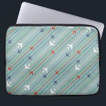 Muster für Retro-Flugzeugmuster - Laptop-Sieb Laptopschutzhülle<br><div class="desc">Schnallen Sie sich an. Dieses Retro-Flugzeug-Muster Laptop-Sieb ist für den Start bereit. Das Design umfasst die Linien roter, königsblau und weißer moderner Flugzeuge aus der Mitte des Jahrhunderts, die über einen stahlblauen Hintergrund fliegen. Die zarten Streifen in Orange, Kalkgrün und Grau sowie die aquamarinen Punkte verleihen diesem skurrilen Stück Americana...</div>